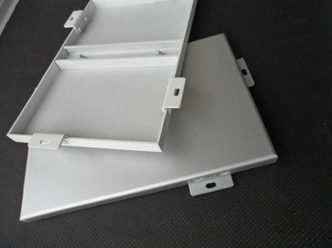 Choisir le meilleur plafond extérieur en aluminium pour votre structure