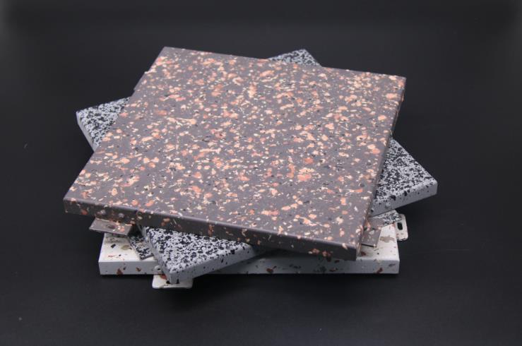 Quelles sont les caractéristiques du placage d'aluminium imitation grain de pierre?
