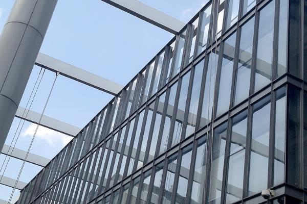 Quelles sont les caractéristiques des murs-rideaux en aluminium ?